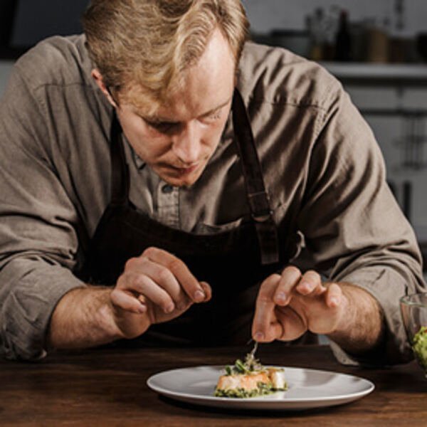 Dressage d'une assiette en cuisine