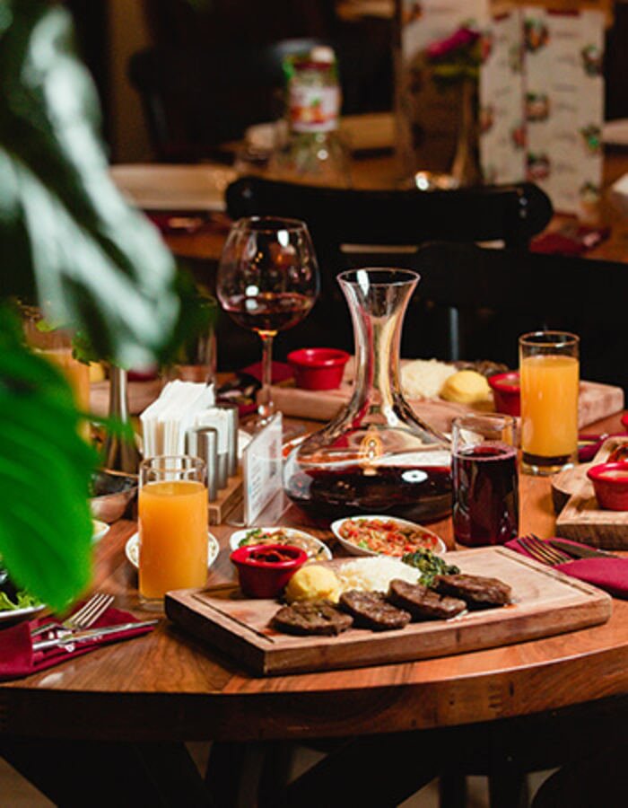 Table de déjeuner partagée entre amis
